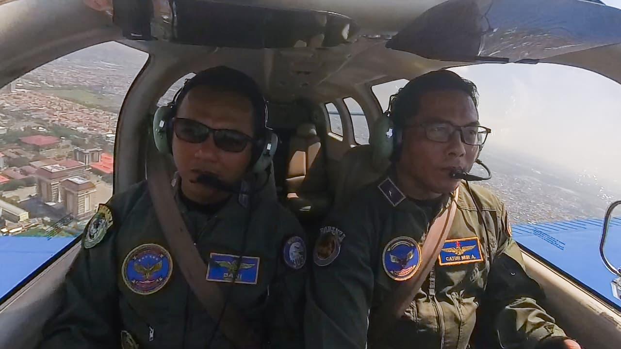 Rekualifikasi dengan Bonanza, Wadan Puspenerbal Terbang di Atas Suramadu