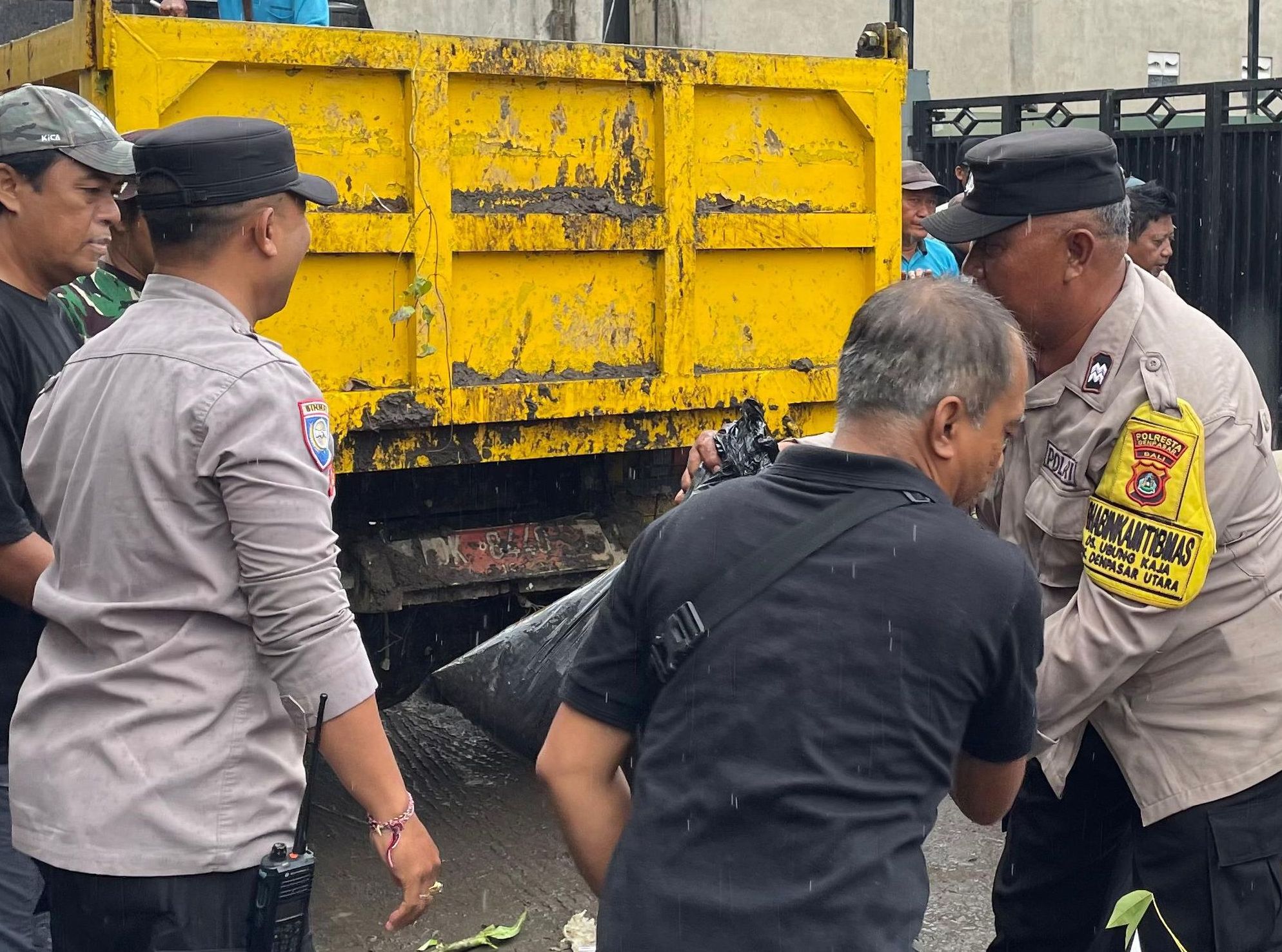 Sinergi Polsek Denpasar Utara dan Warga Gelar Aksi Bersih-Bersih Pasca Banjir di Ubung Kaja