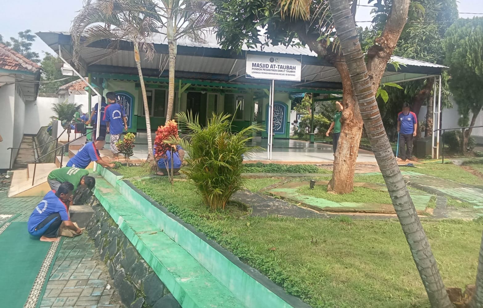 Bangun Disiplin dan Kepedulian, Warga Binaan Lapas Batang Semangat Bersihkan Masjid At-Taubah