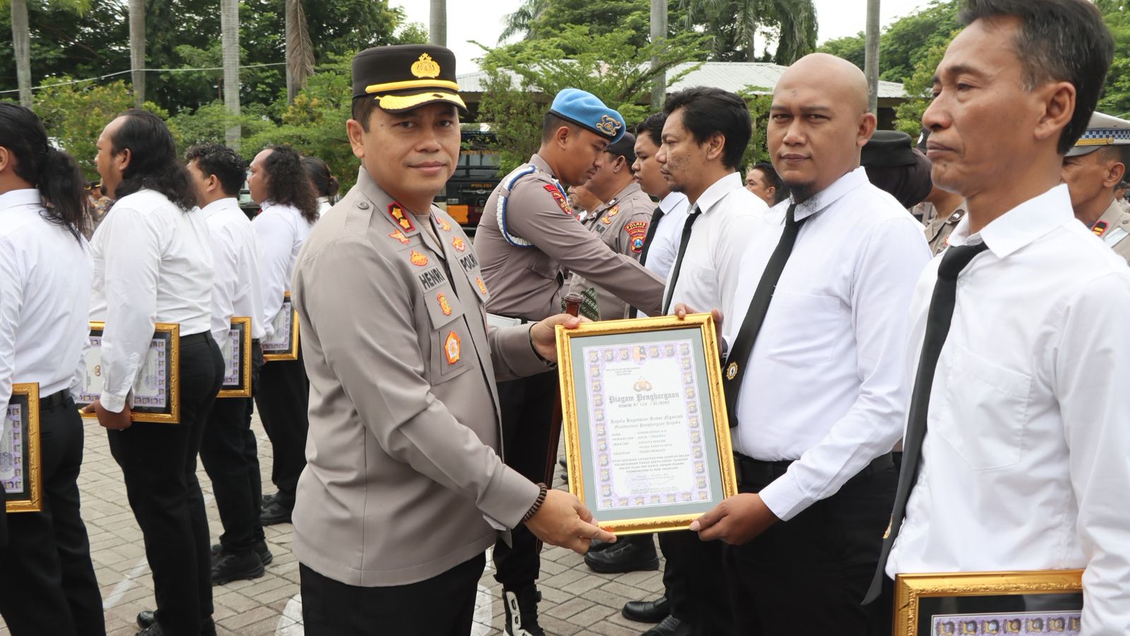 31 Personel Polres Nganjuk Berprestasi Terima Penghargaan Ungkap kasus Pembunuhan dan Perampasan Motor