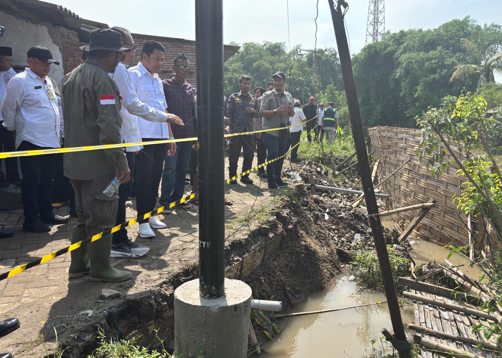 Bupati Sidoarjo Instruksikan Penanganan Cepat Bantaran Sungai Longsor di Prambon