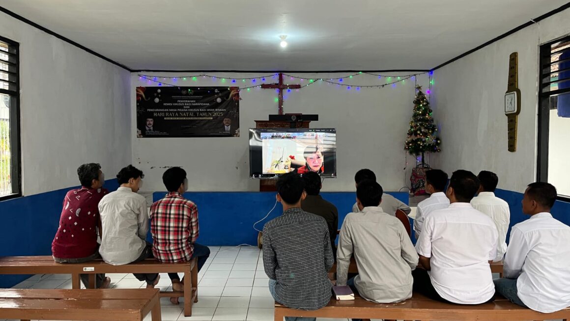 Natal Penuh Damai, Warga Binaan Nasrani Lapas Batang Ikuti Ibadah Malam Natal Secara Virtual