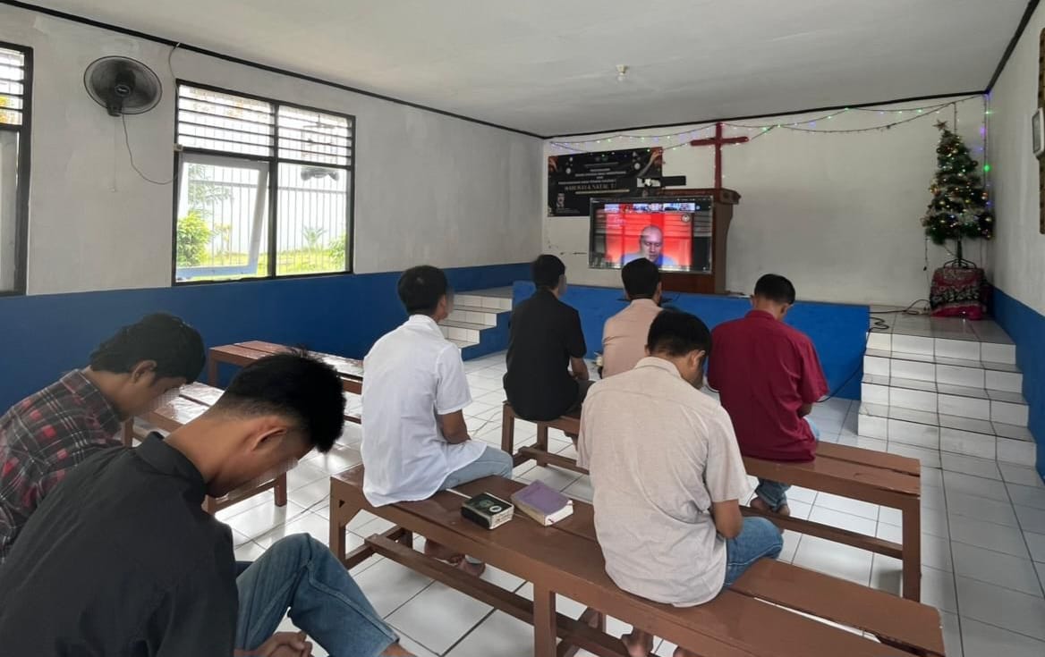 Dukung Pembinaan Kepribadian, Lapas Batang Fasilitasi Warga Binaan Ikuti Ibadah Natal Virtual