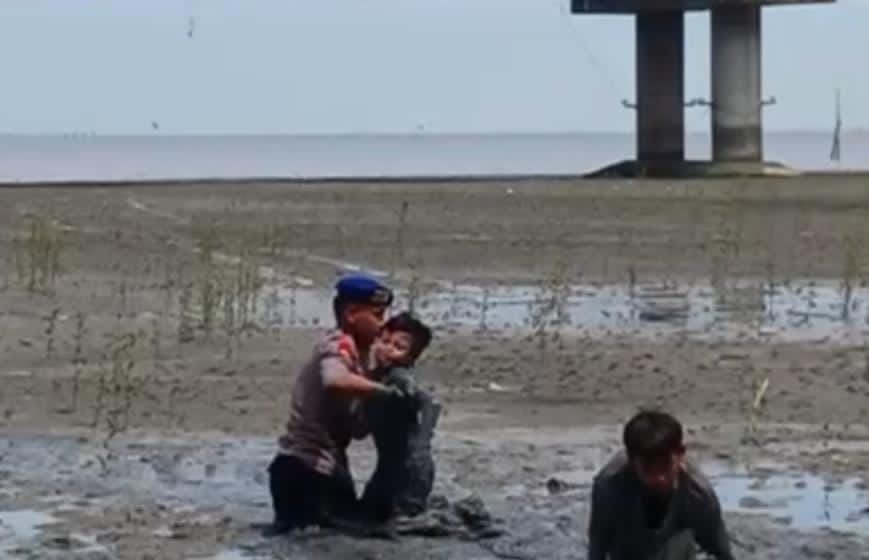 Respons Cepat Dit Polairud Polda Jatim Selamatkan Dua Anak Terjebak Lumpur di Wisata Kenjeran