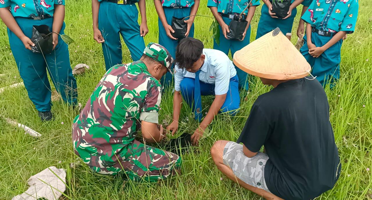 Babinsa Ngeni Bersama Siswa SMPN 2 Wonotirto Tanam Bibit Trembesi Mendukung Program Bersatu Dengan Alam