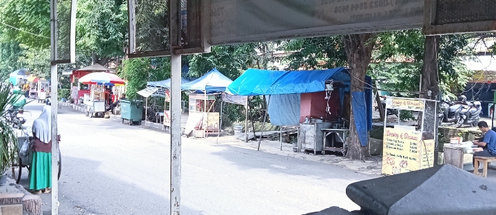 PKL di Sepanjang Jl. Raya Sutorejo Kurang Tersentuh Satpol PP Kota Surabaya