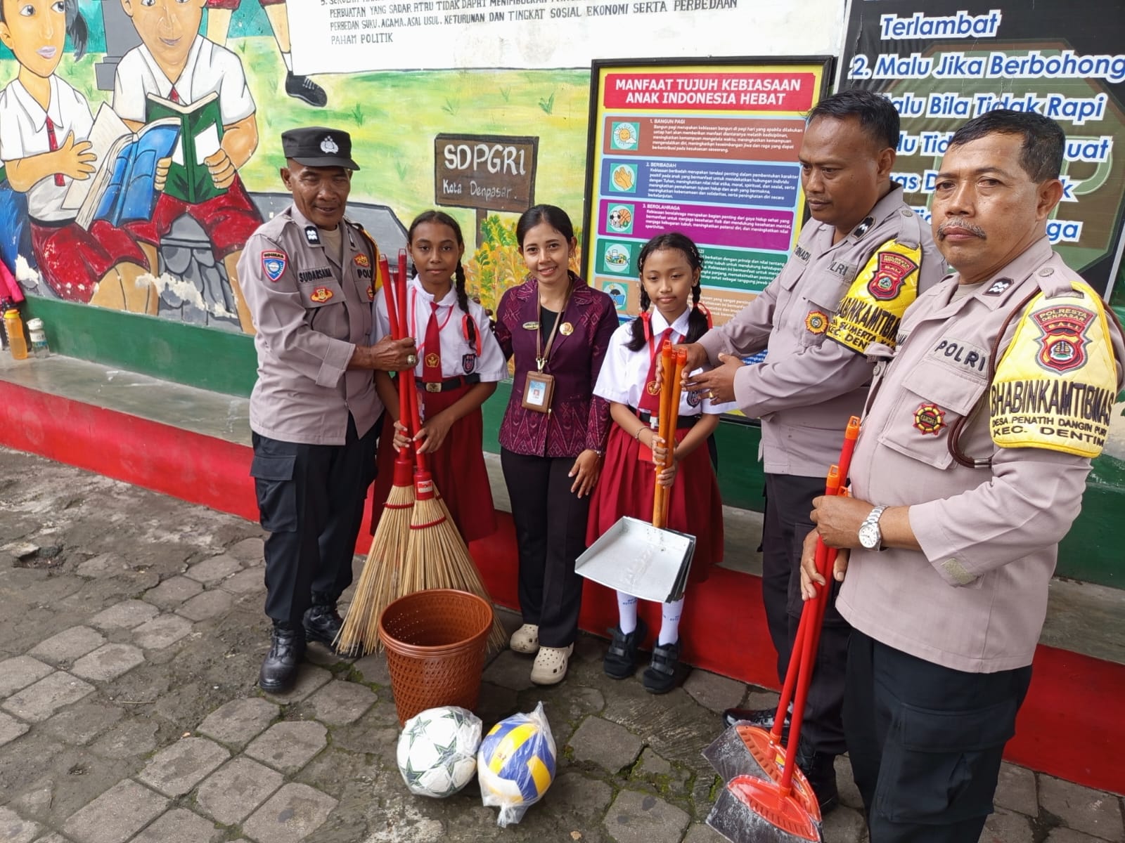 Edukasi Anti Bullying dan Penyerahan Sarana Kontak Warnai Kegiatan Unit Binmas Polsek Dentim di SD PGRI Denpasar