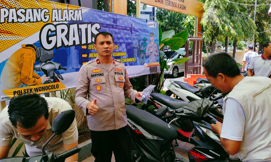 Pasang Alarm Gratis di Polsek Wonocolo Sepuluh Pendaftar Pertama Diberi Bonus Buah Durian