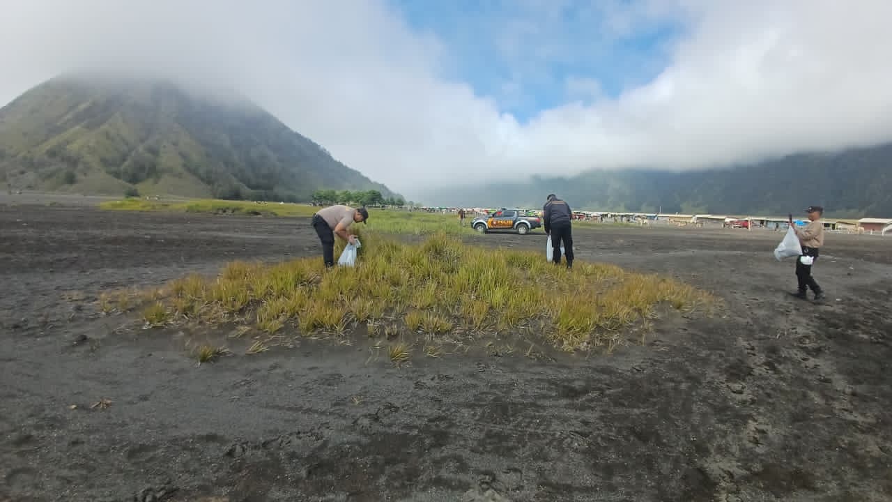 Gerakan Indonesia Asri, Polres Probolinggo Bersih – bersih Lokasi Wisata Bromo
