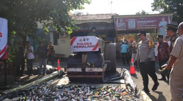 Jelang Operasi Ketupat 2026, Ribuan Botol Miras Dimusnahkan Polres Pemalang