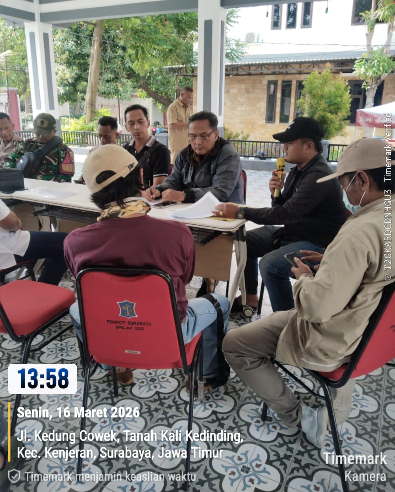 Polemik pencemaran lingkungan saluran drainase di tanah kali Kedinding yang di lakukan salah satu pabrik tersorot,dan harus di tindak tegas.