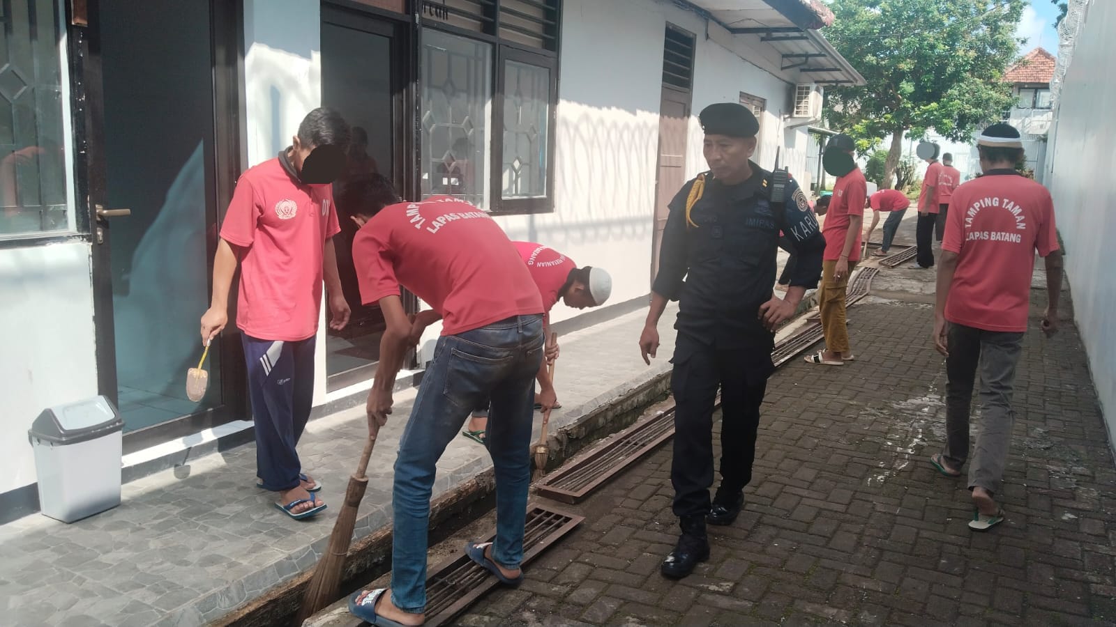 Wujudkan Lingkungan Sehat, Lapas Kelas IIB Batang Giatkan Pembersihan Selokan dan Area Blok Hunian