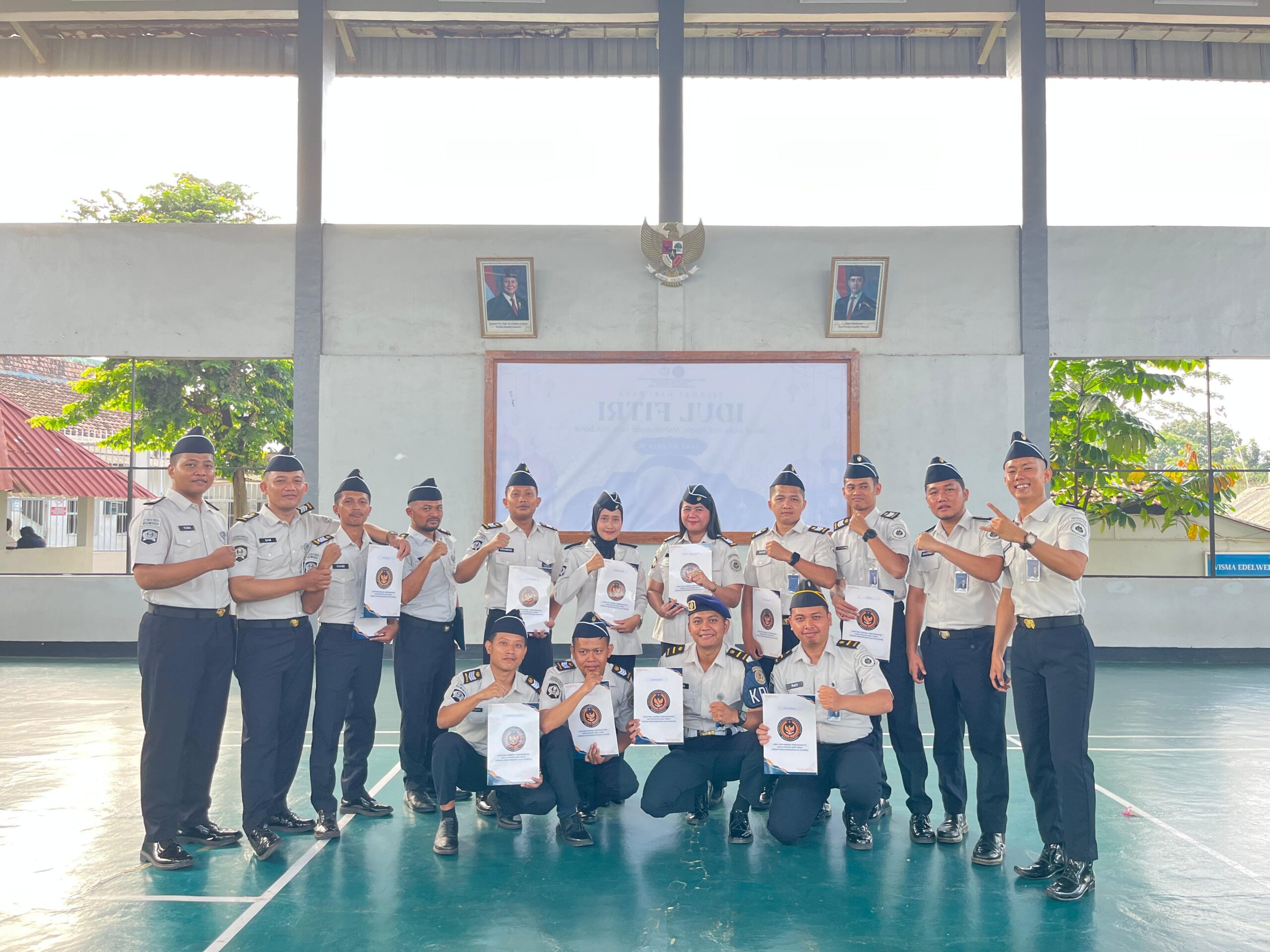 Apresiasi Kinerja, Kalapas Batang Sematkan Tanda Pangkat Baru bagi Pegawai Lapas Kelas IIB Batang