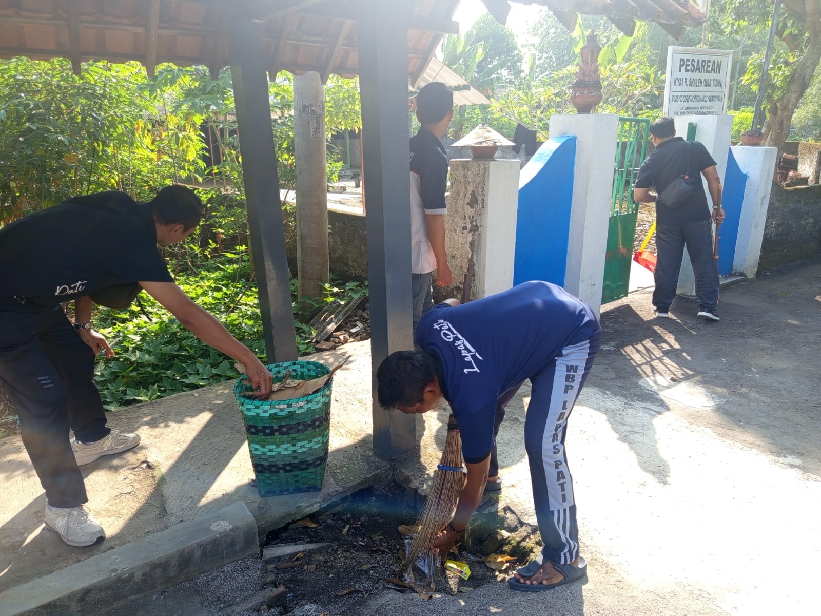 Lapas Pati Gelar Aksi Bersih Masjid dan Makam dalam Peringatan Hari Bakti Pemasyarakatan ke-62