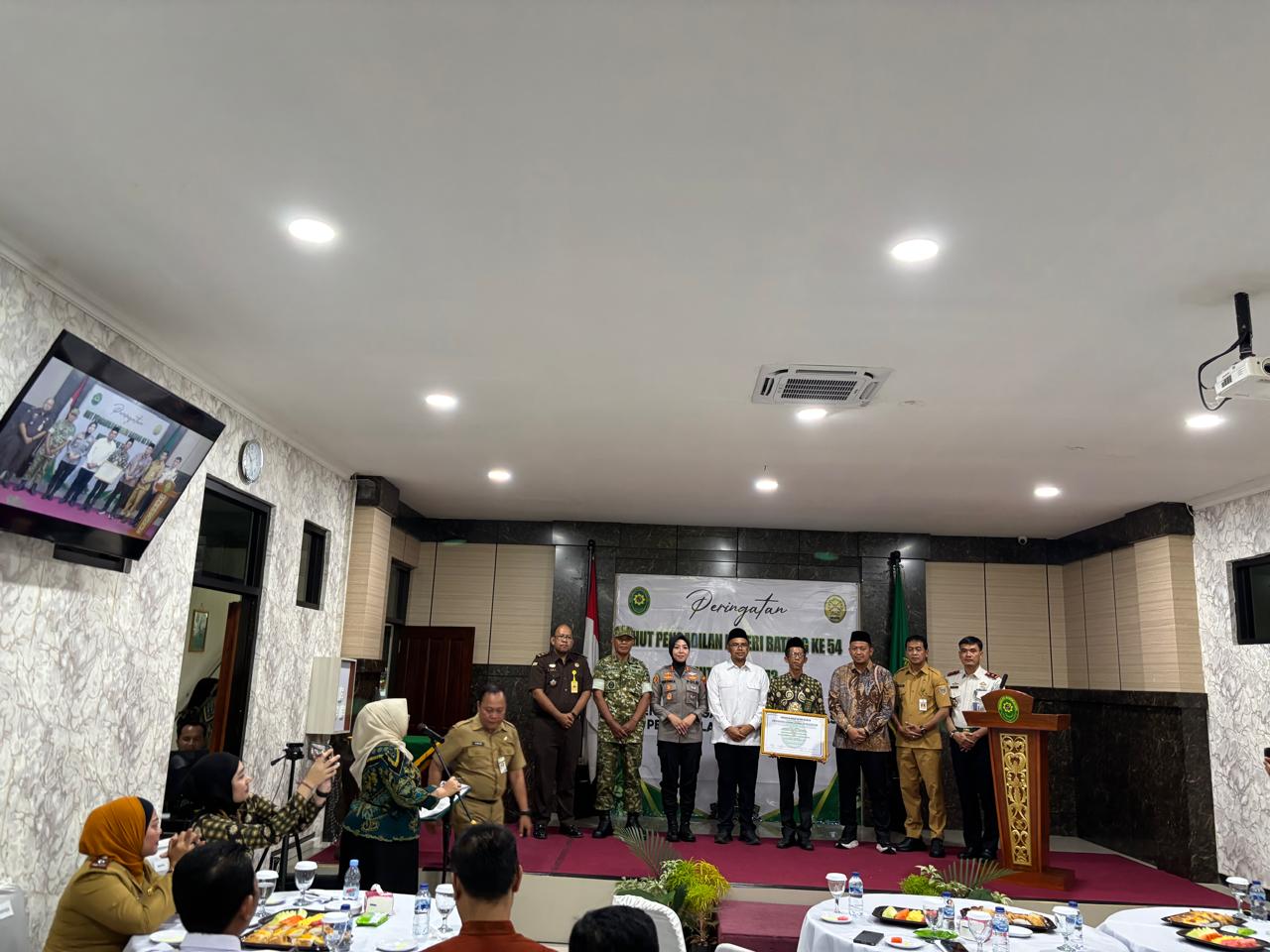 Wujudkan Pemerintahan Bersih, Kalapas Batang Hadiri Penandatanganan Pakta Integritas dan Perayaan HUT PN Batang