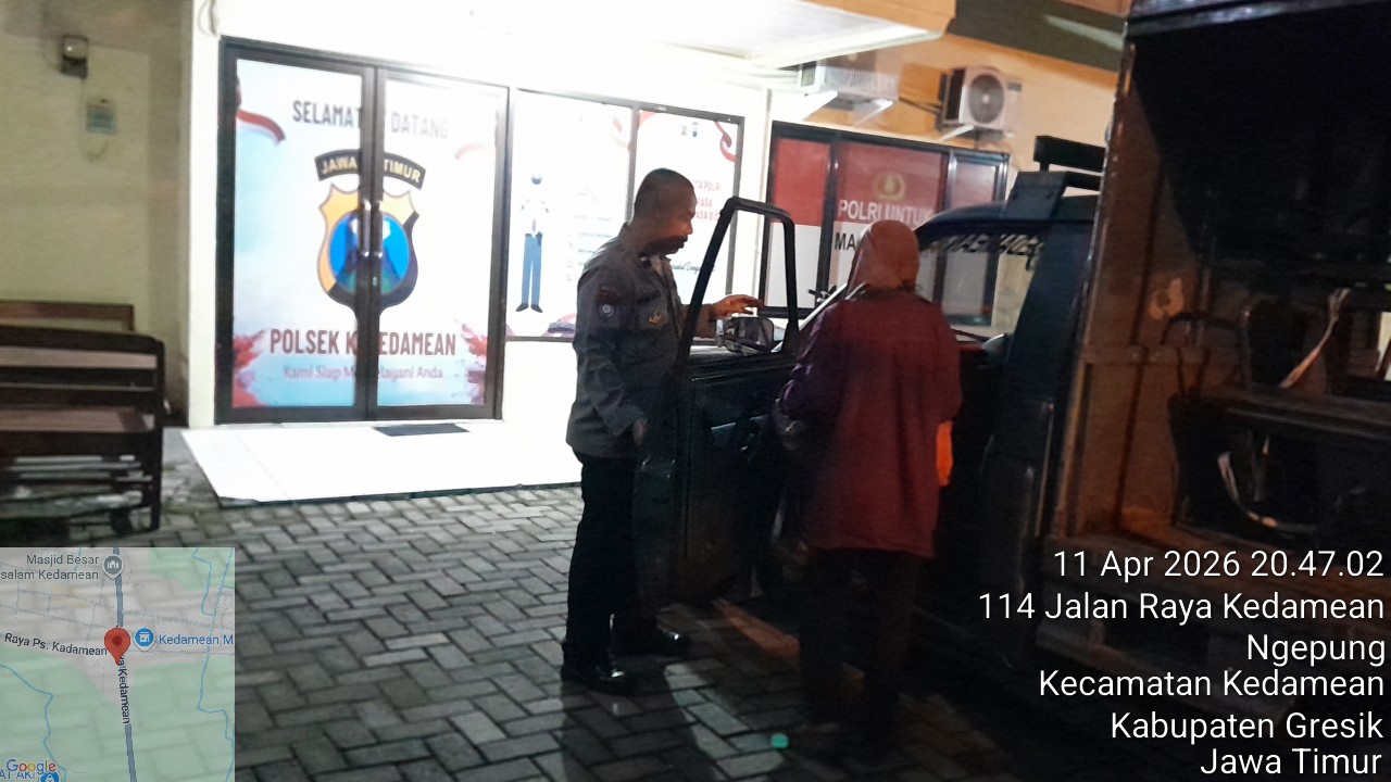 Respon Cepat Polisi Gresik, Bantu Warga Terlantar Hingga Diantar Naik Bus ke Terminal Bunder