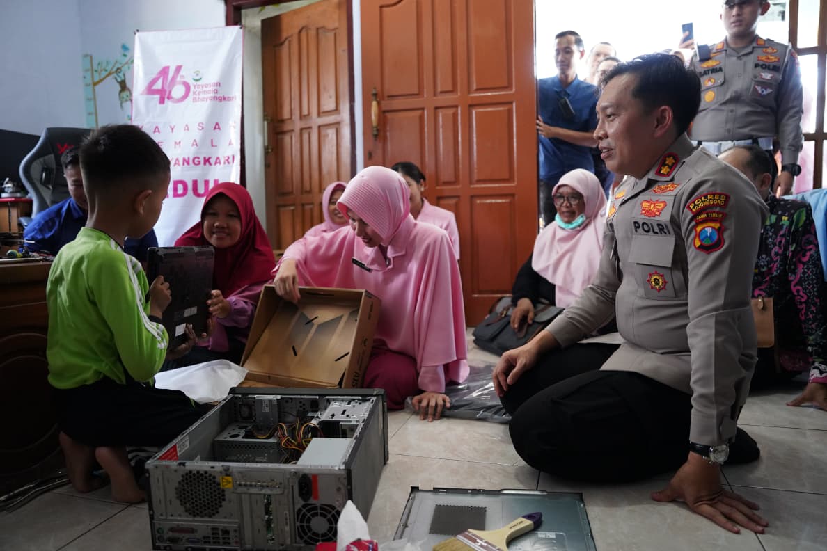 Hari Jadi YKB ke-46, Kapolres Bojonegoro Beri Hadiah Laptop Bocah Jago Perbaiki Elektronik