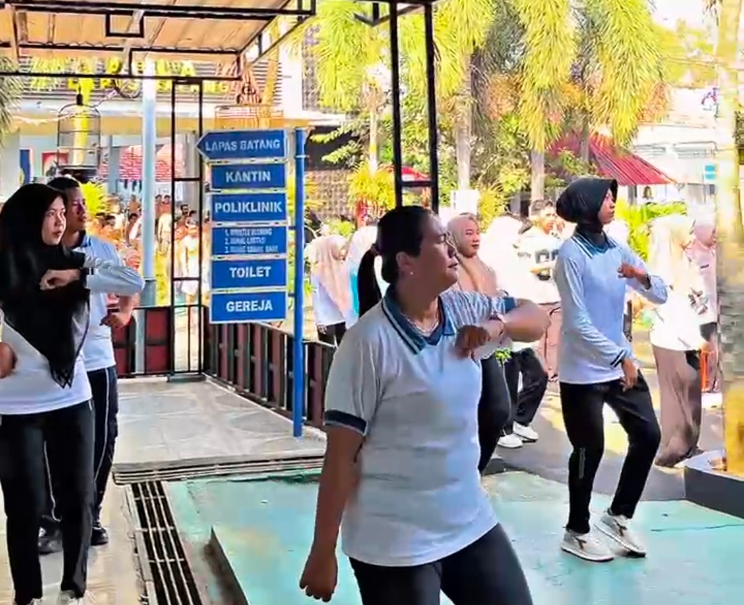 OPTIMALKAN KESEHATAN, PEGAWAI DAN WARGA BINAAN LAPAS BATANG GELAR SENAM BERSAMA