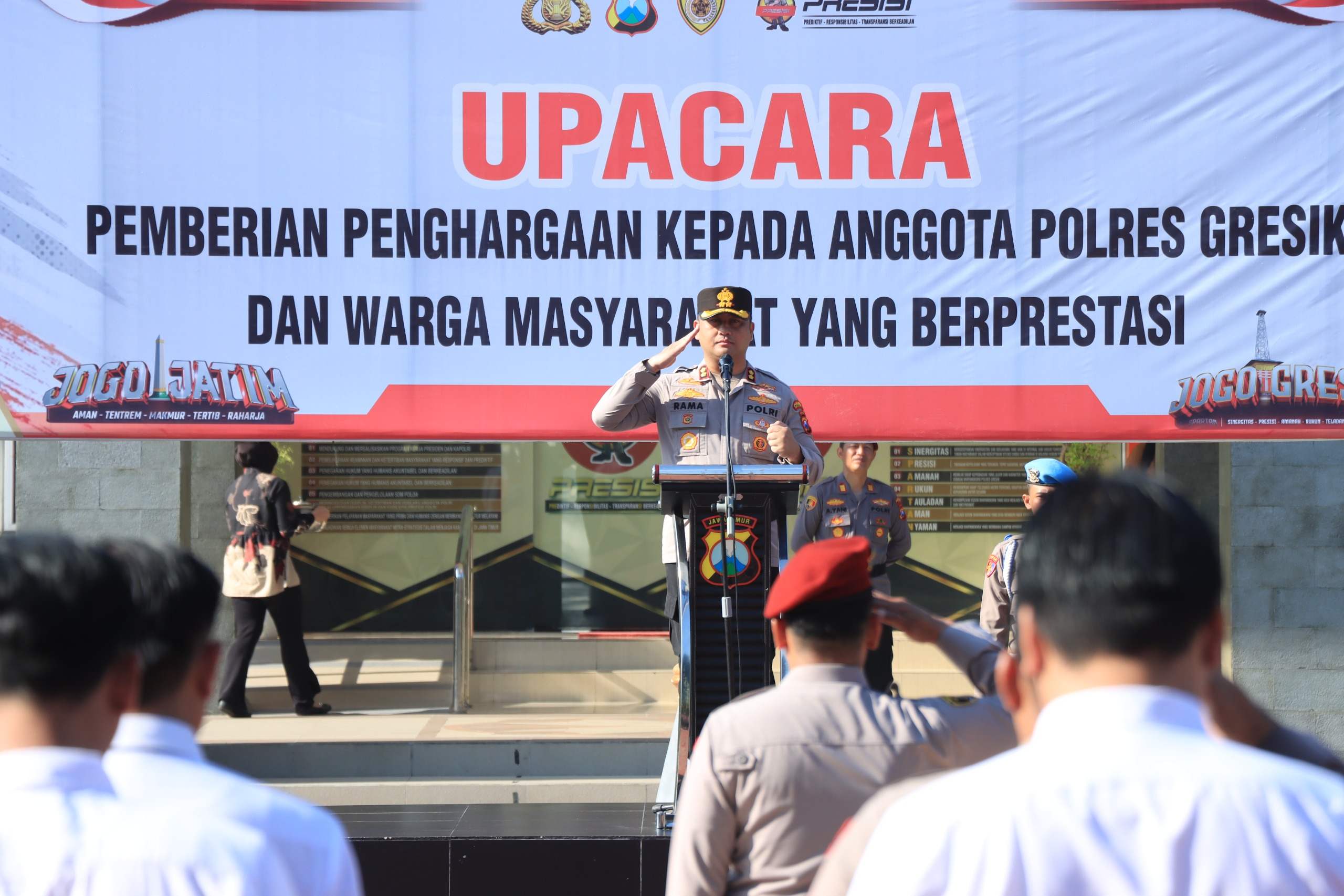 Polres Gresik Beri Penghargaan 13 Personel dan 1 Warga, Kapolres Apresiasi Dedikasi Anggota