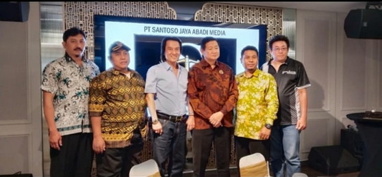 Di Tunjungan Plaza Surabaya PT. Santoso Jaya Abadi Media Gelar Peresmian dan HUT Dr. Lukas Santoso, S.H., M.H., M.Si