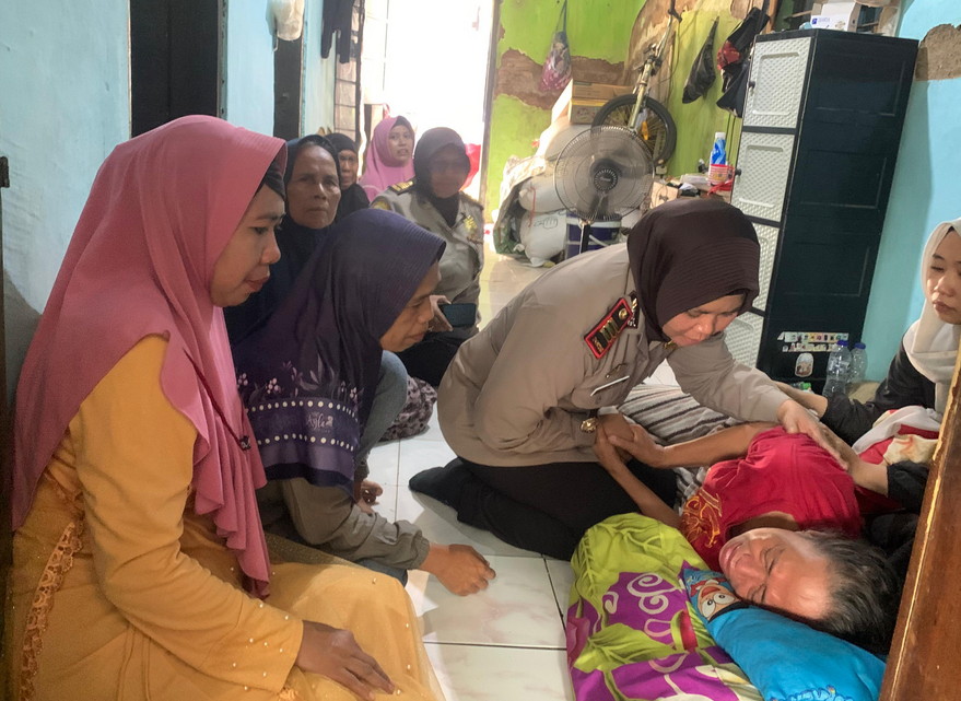 Polres Pasuruan Takziah dan Salurkan Bansos untuk Korban Laka di Perlintasan Kereta